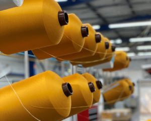 bobines de fil polyester recyclé pour fabriquer des baskets éco responsables