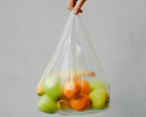 Fruit et légume dans un sac plastique