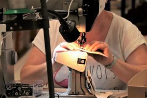 Piquage et mise en forme des baskets Made in France Ector