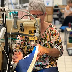 Fabrication chaussures françaises piquage de la semelle