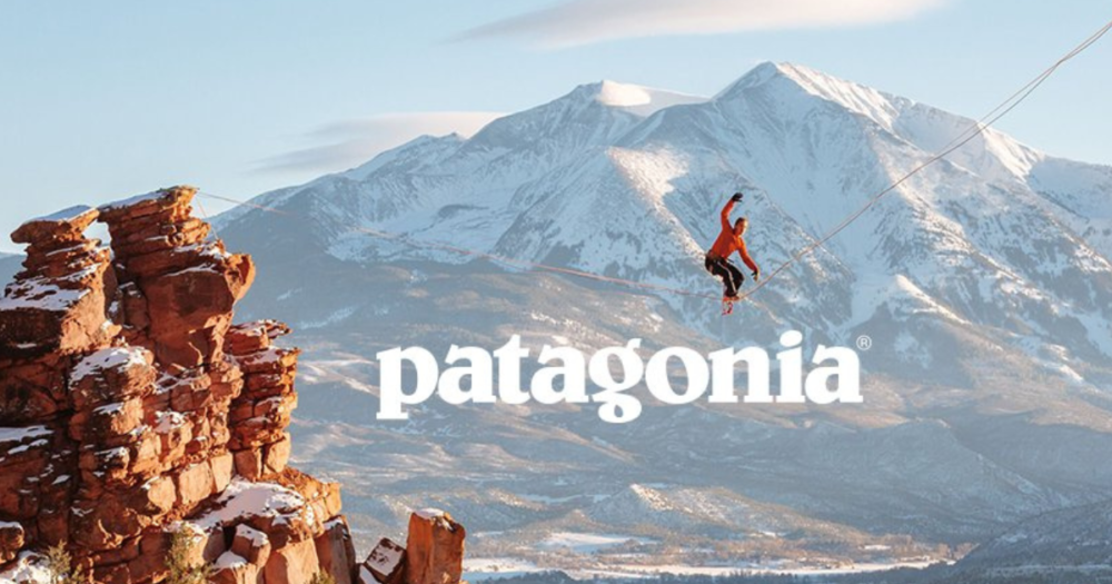 homme dans la montagne portant les vêtements éco-conçus de la marque éthique Patagonia