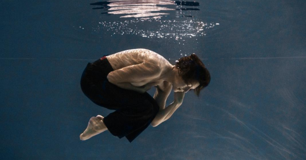 femme sous l'eau portant un Jeans recyclé de la marque éthique 1083
