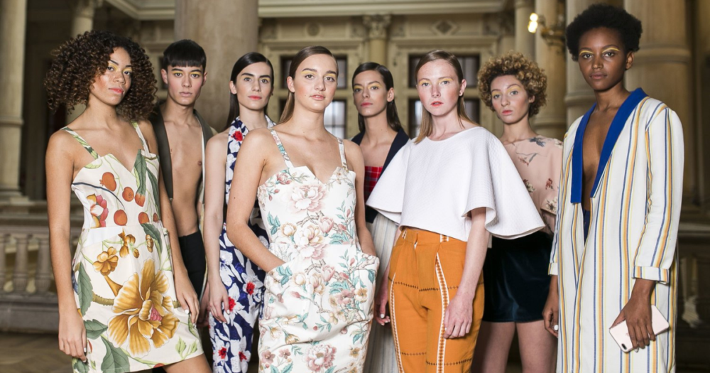 femmes portant les vêtements upcyclés de la marque éthique Les récupérables