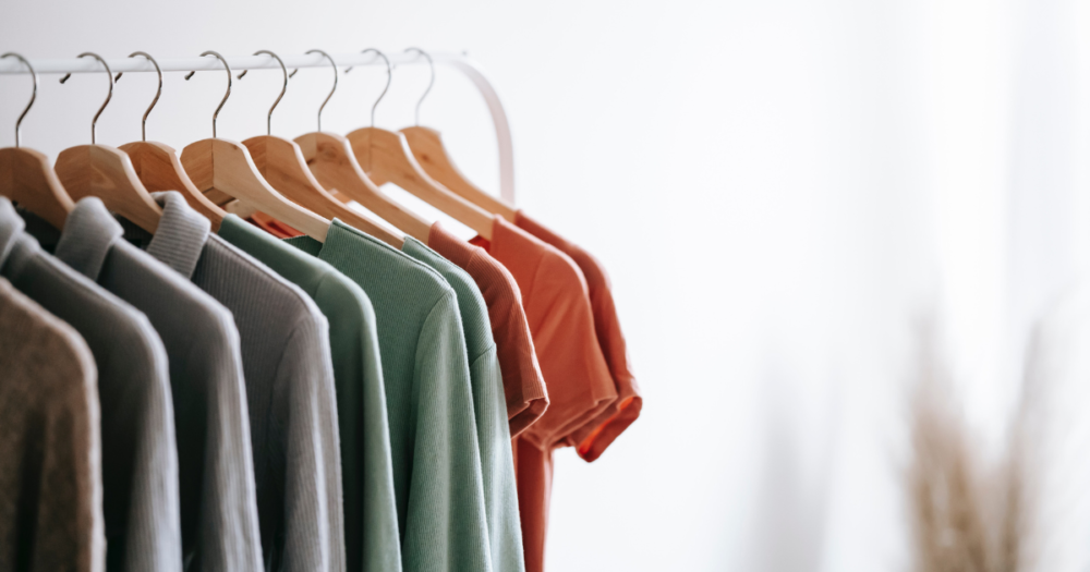 vêtements de marques éthiques sur cintres