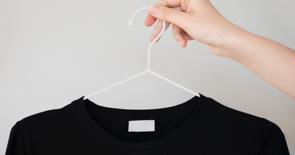 tee-shirt basique noir sur cintre