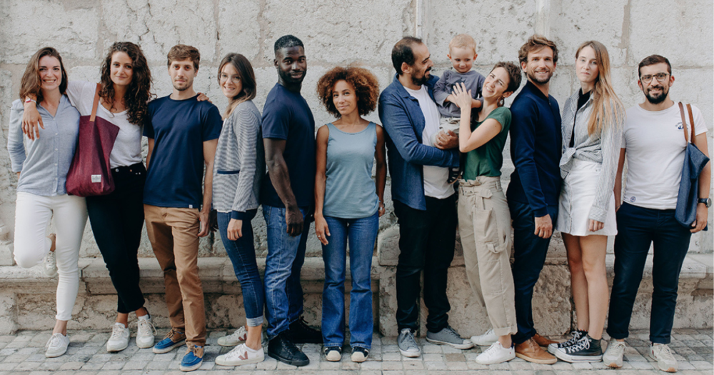 personnes adeptes de la slow fashion portant des vêtements upcyclés
