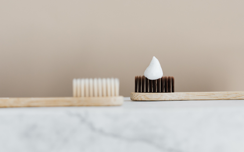 Dentifrice pour l'entretien des chaussures blanches