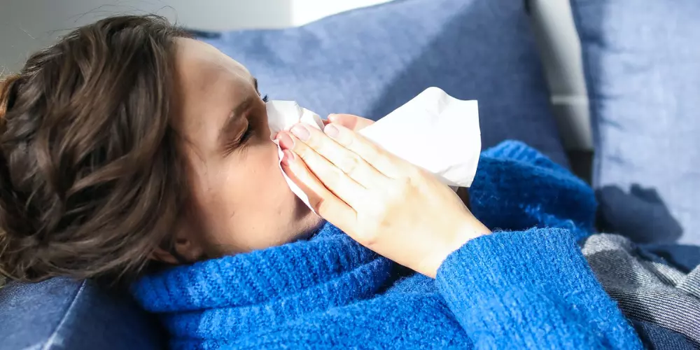 Tomber malade froid hiver virus et bactéries