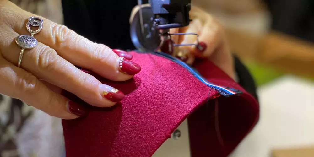Piquage chaussons femme roses fabriqués en France