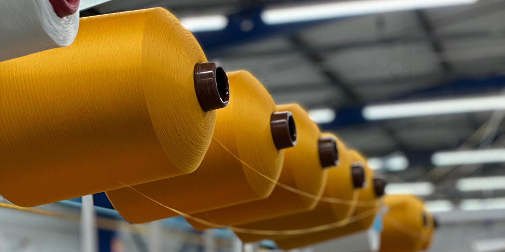 Fil polyester recyclé jaune fabrication de chaussures made in France