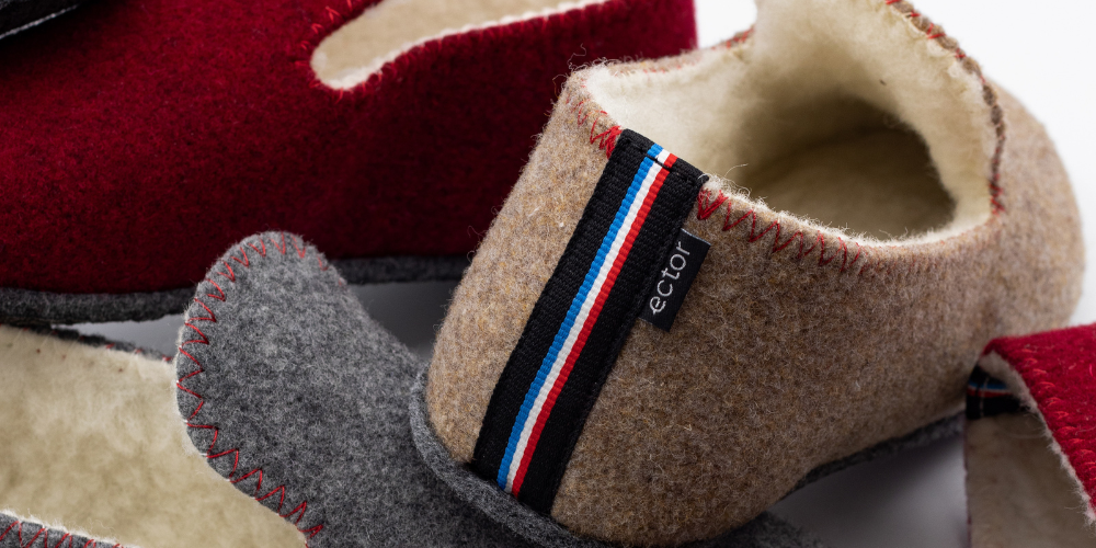 Chaussons en laine recyclés gris beige et rouge 