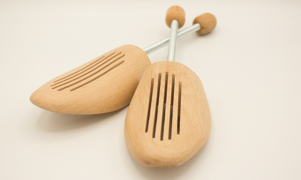 detendre chaussure cuir embauchoir en bois