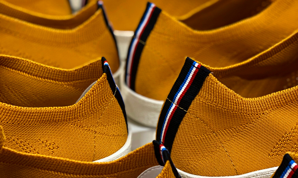 Chaussures bouteilles plastique recyclées jaune moutarde