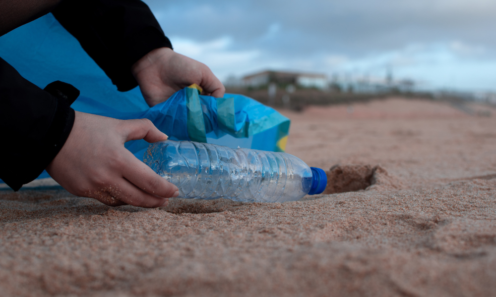 Pollution bouteilles en plastique plage