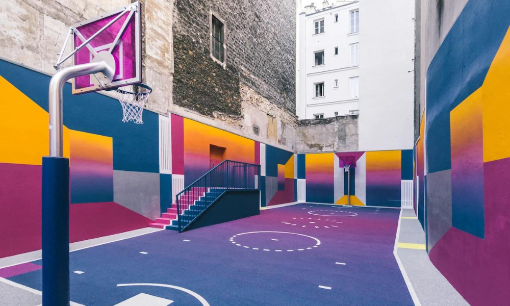 terrain basketball avec recyclage chaussures Nike